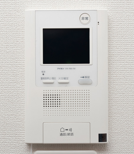 Security.  [Hands-free intercom with TV monitor] To be able to release the auto lock from the room entrance, Installing the intercom with TV monitor. It was adopted to monitor the vivid color image. (Less than, Listings amenities model Room G-type menu plan (free of charge) ※ Including some paid options / Both the application deadline Yes)