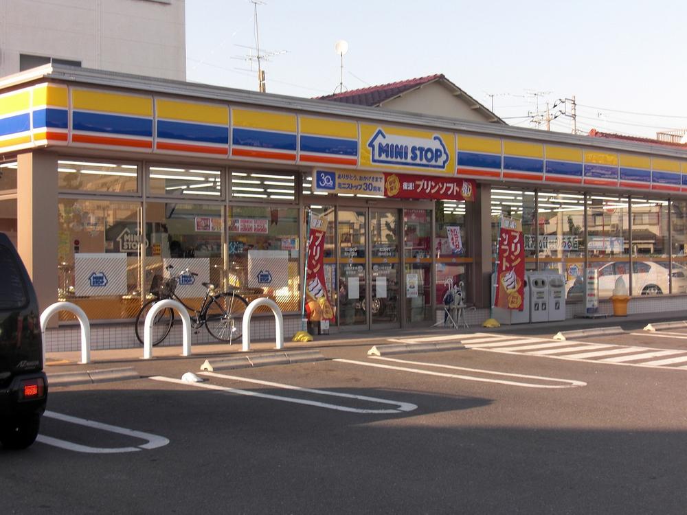Convenience store. 300m convenience store until MINISTOP Shikahama 4-chome also nearby. Convenient to steep payment, etc..