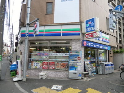 Convenience store. Three F (convenience store) up to 100m