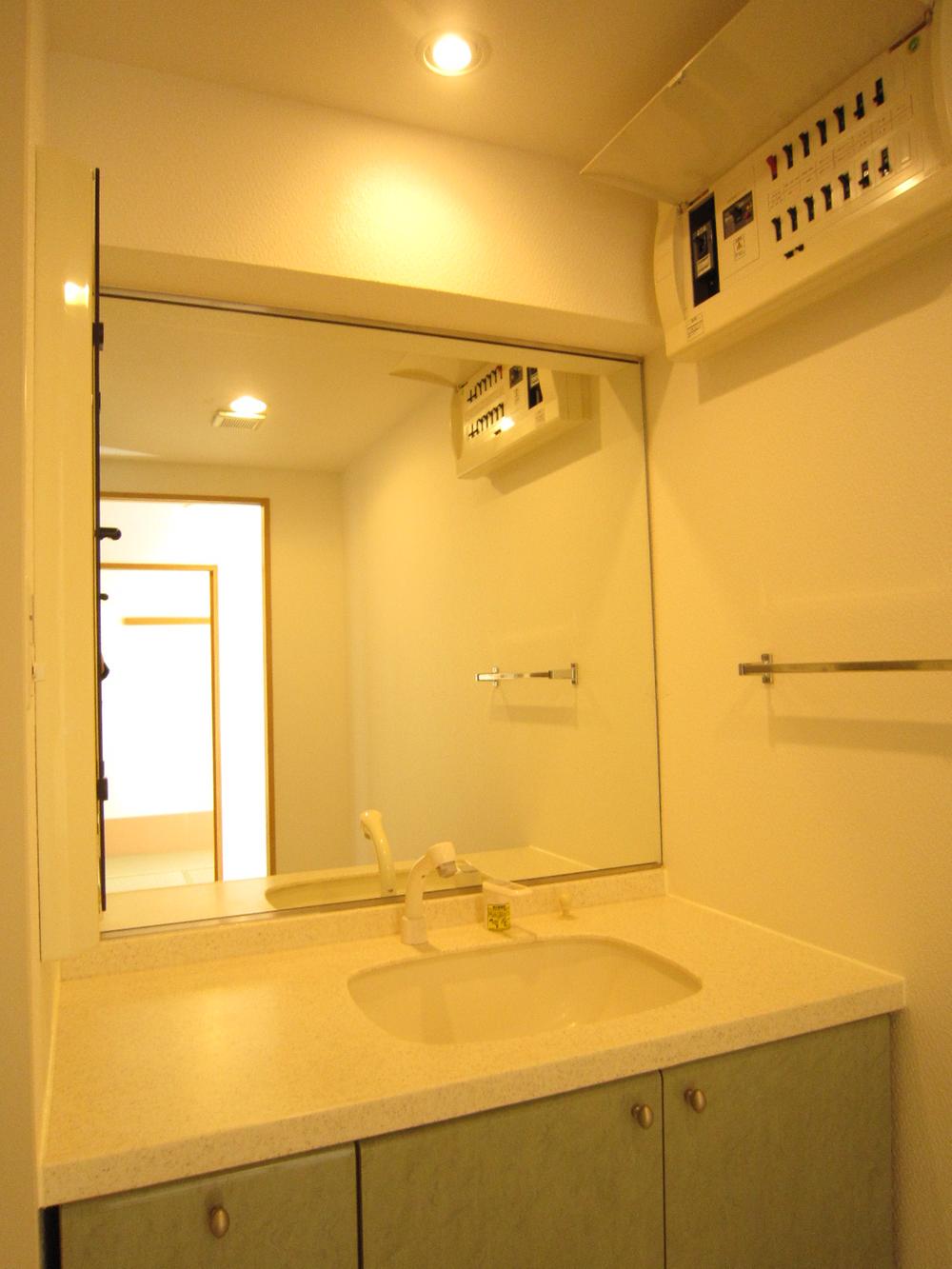 Wash basin, toilet. Indoor (12 May 2013) Shooting