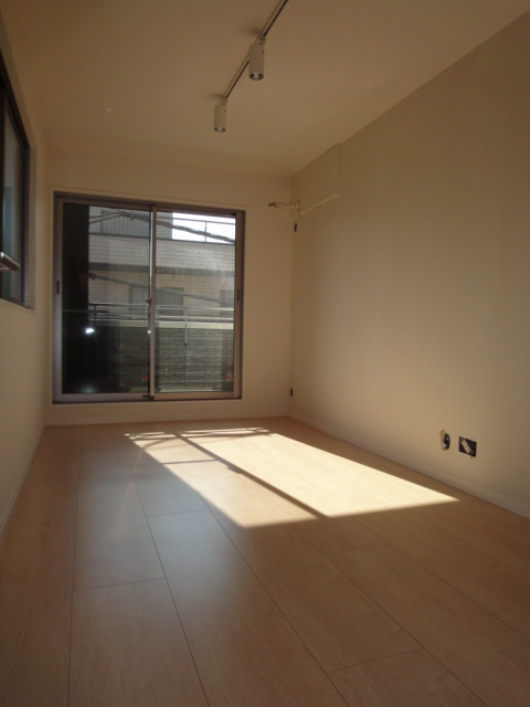 Living and room. Zenshitsuminami-facing corner room sunny