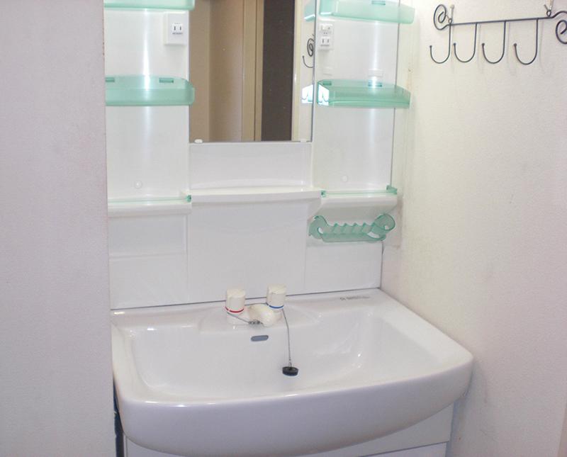 Wash basin, toilet. Indoor (11 May 2013) Shooting