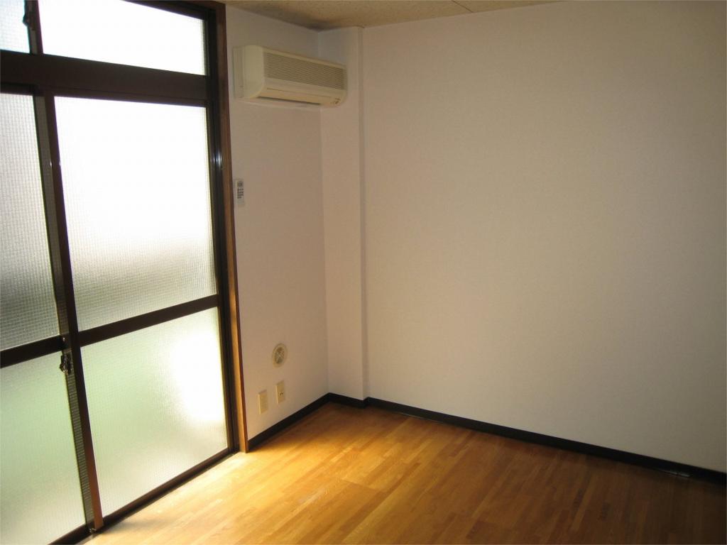 Other room space. Air conditioning is of course standard. 