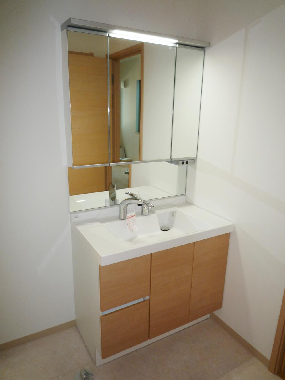 Wash basin, toilet. Indoor (11 May 2013) Shooting