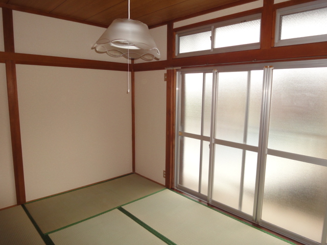 Living and room. South-facing Japanese-style room of large windows