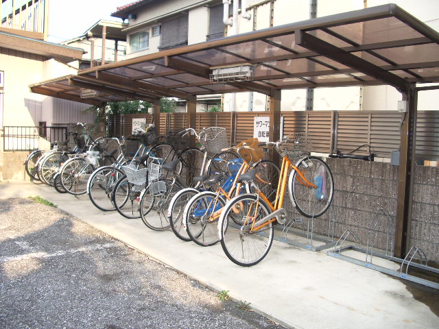 Other common areas. Not fall even in high winds because parked a bracket with bicycle parking!