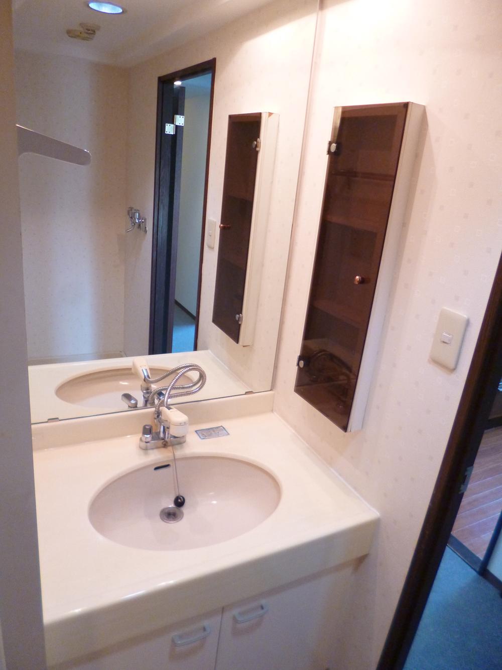 Wash basin, toilet. Indoor (11 May 2013) Shooting