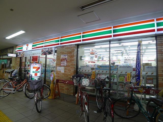 Convenience store. 720m to Seven-Eleven (convenience store)