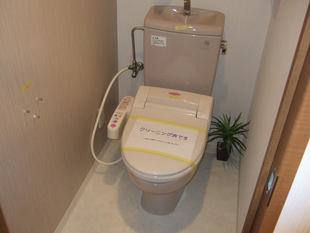 Toilet. Indoor (10 May 2013) Shooting