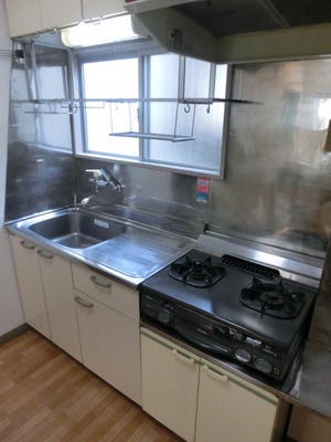 Kitchen. 2 lot gas stoves in the kitchen