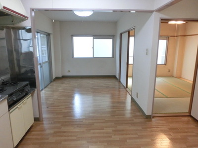 Living and room. About 12 Pledge of spacious LDK