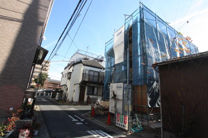 Local photos, including front road. A 1-minute walk from the Adachi Eastern Hospital