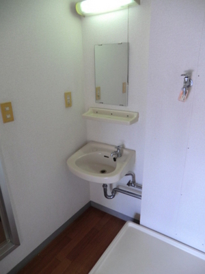 Washroom. Independent wash basin ・ Washing machine in the room