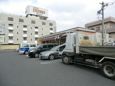 Convenience store. 650m to Seven-Eleven (convenience store)