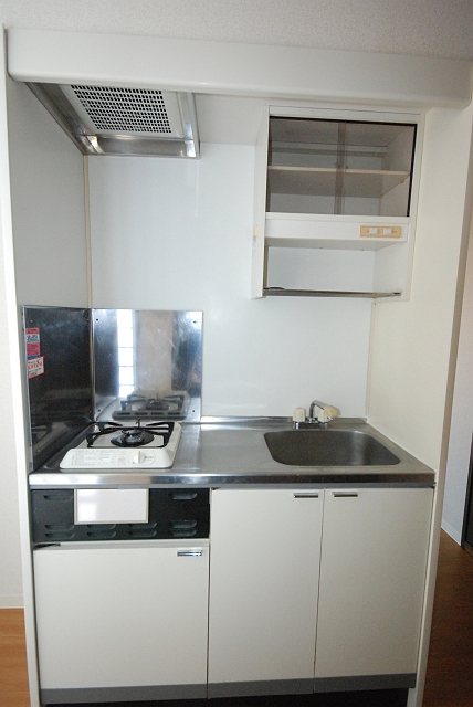 Kitchen. 1-neck with gas stove