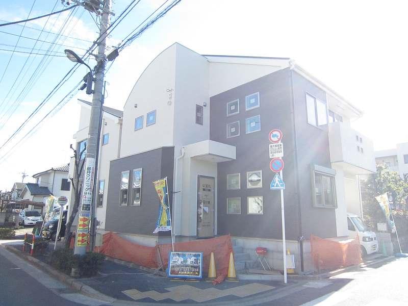 Local photos, including front road. Local 2 (2013.12)