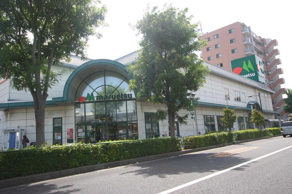 Supermarket. Maruetsu 530m to Adachi Iriya shop  [Hours 10:00 ~ 21:00]  On the second floor in the business is 100 yen shop. Because the parking lot is also equipped, It is also useful to bulk buying.