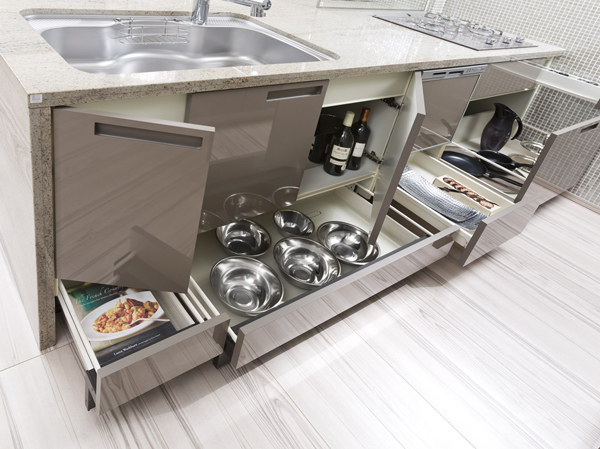Kitchen.  [Slide cabinet] And pulled out a whip in one hand, Adopt some also easy to take out slide cabinet thing in the back. You can efficiently accommodate the wide variety of kitchen utensils and tableware.