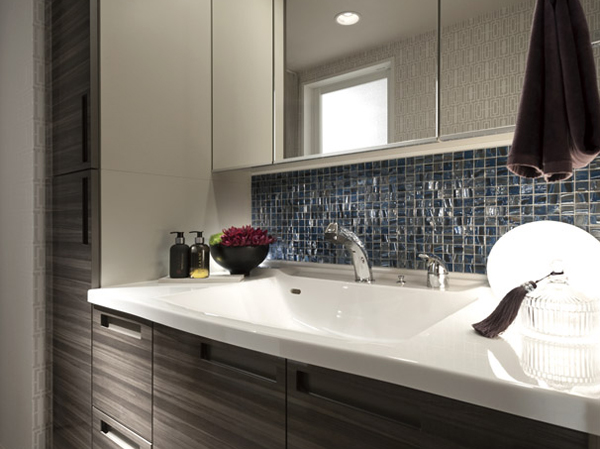 Bathing-wash room.  [Powder Room] High-quality mixing faucet that combines the functionality and design that can be used to stretch the head Ya, Health meter storage such as that neat can be stored in the bottom of the vanity, Powder Room comfortably spend feature packed.