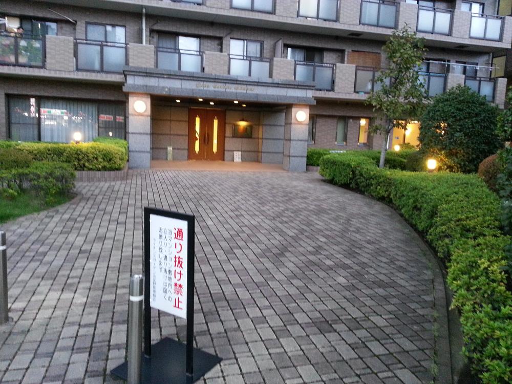 Entrance. Approach to the door will feel the comfort and flavor peeled!