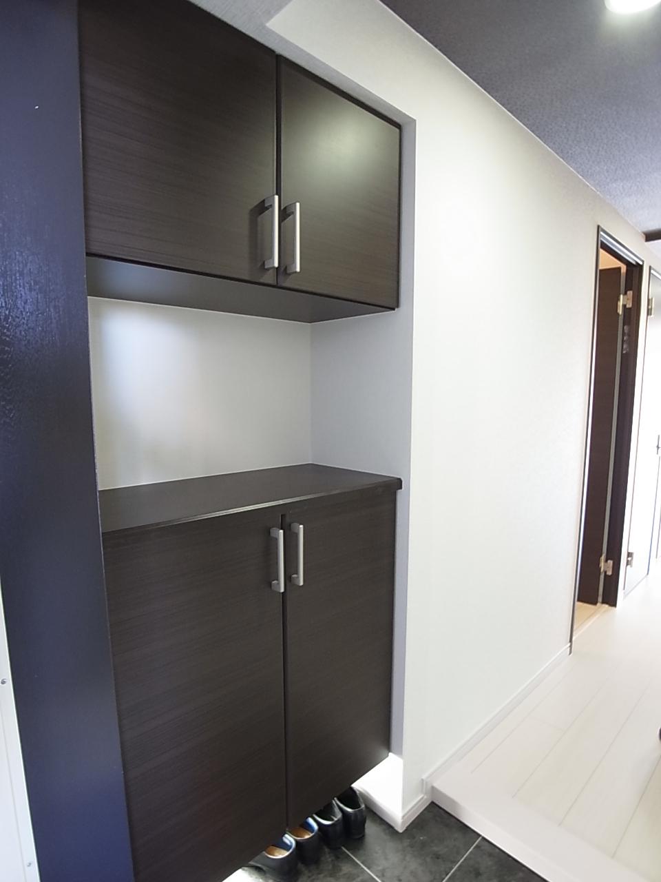 Receipt. Shoe box accent.