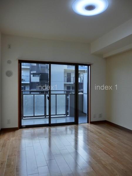 Living. Bright sunshine will plug from window ☆