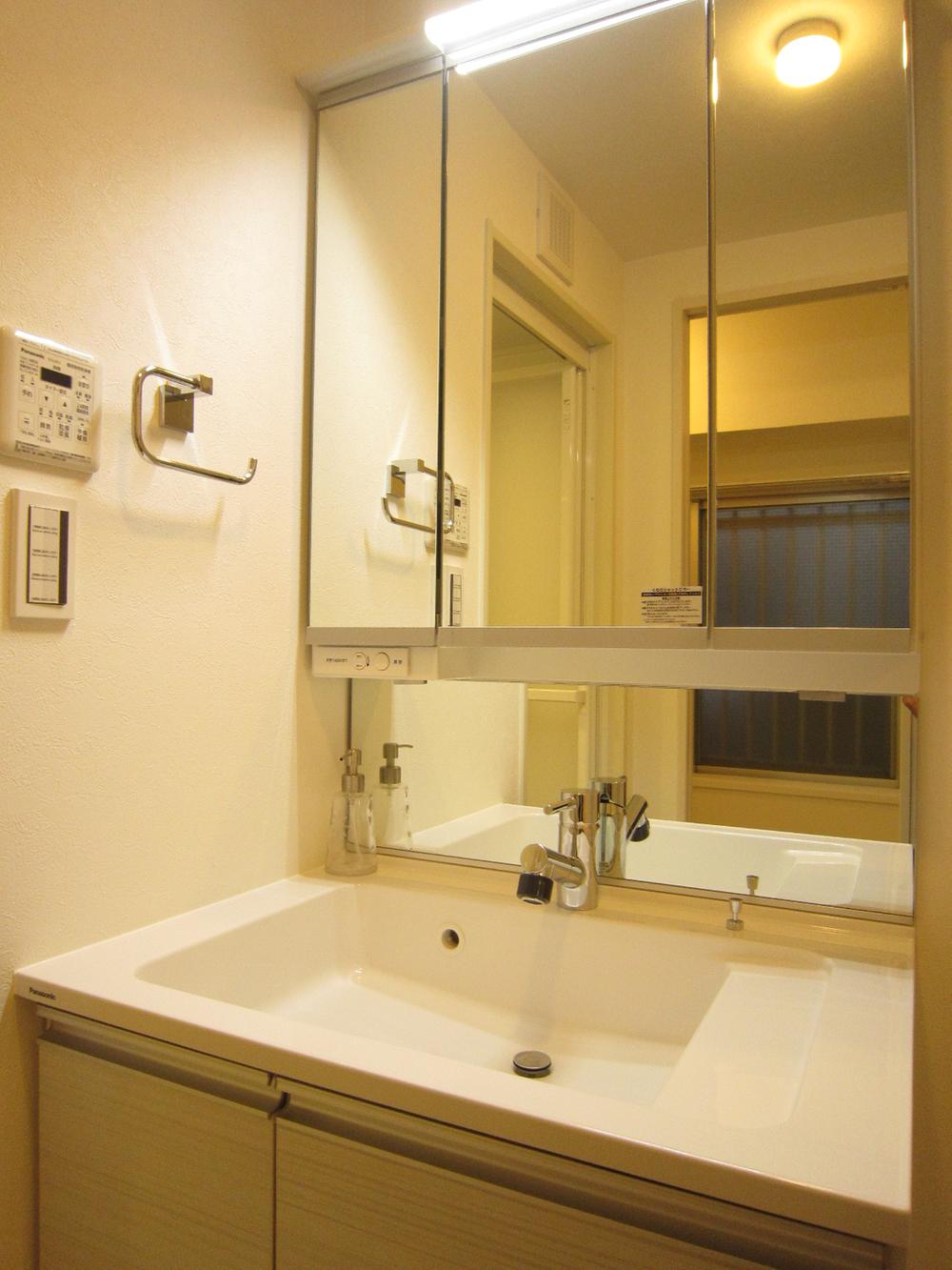 Wash basin, toilet. Indoor (11 May 2013) Shooting