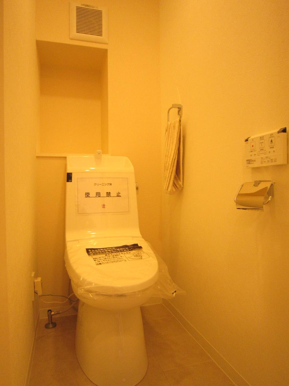 Toilet. Indoor (11 May 2013) Shooting