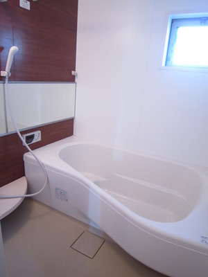 Bath. 1616 type large bathroom. It is bright and hygienic if there is a window