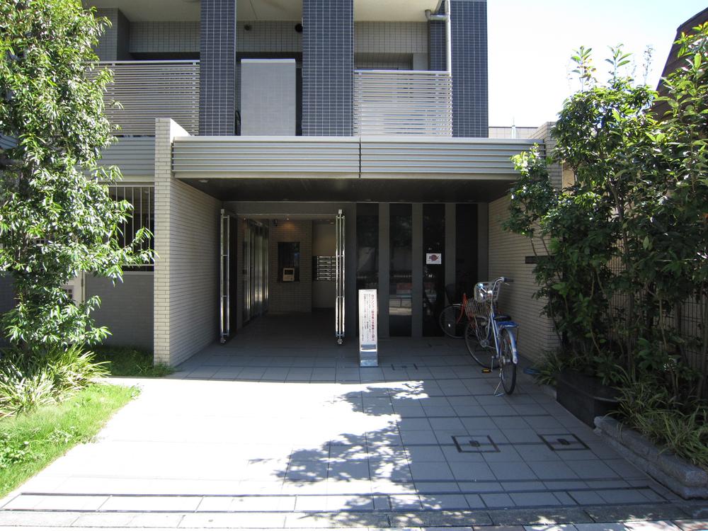 Entrance. Common areas