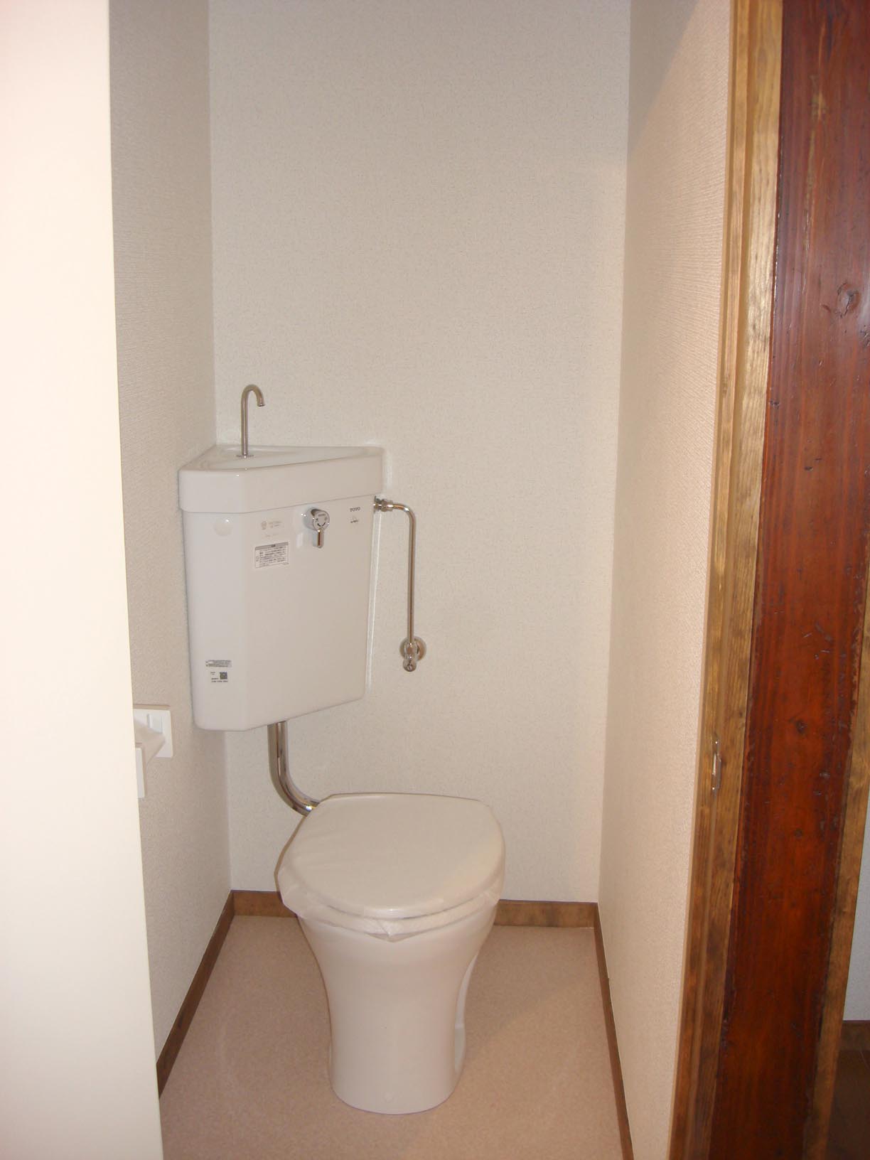 Toilet. Now clean that it has interior renovation.