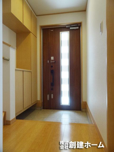 Entrance. Large shoe box, Family of shoes also refreshing storage! 