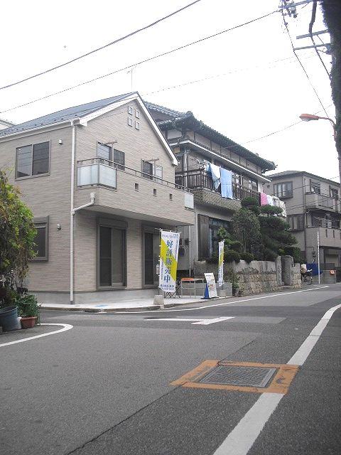 Local photos, including front road. Frontal road