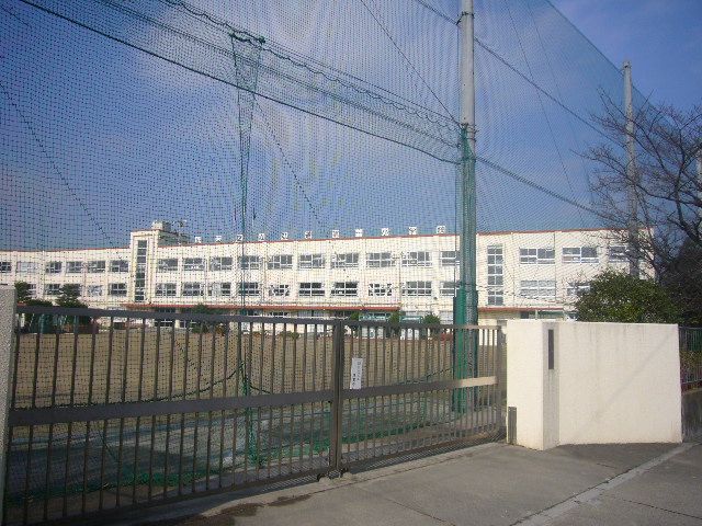 Primary school. Municipal Hiromichi until the first elementary school (elementary school) 730m