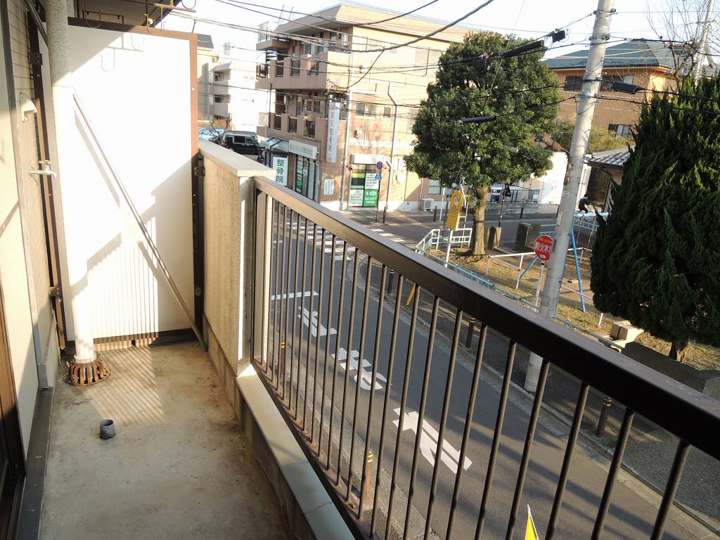 Balcony. South-facing veranda. Facing the road, Opposite is also positive per well in the park. 