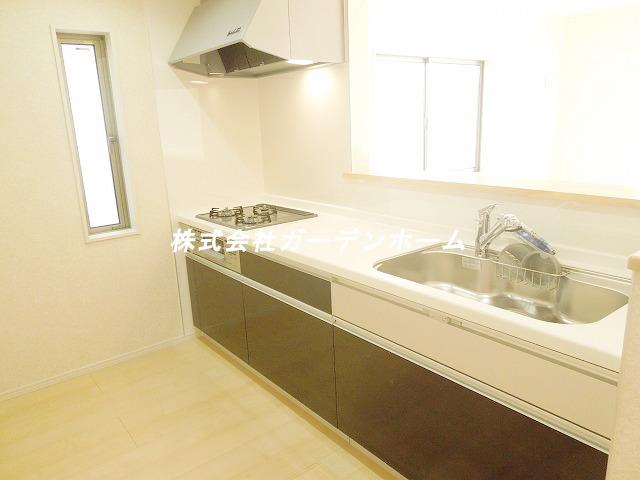 Model house photo. Counter kitchen with a feeling of opening