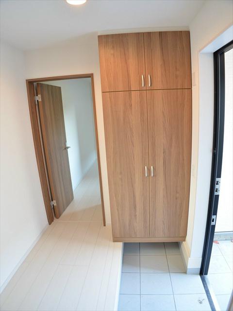 Entrance. Entrance with storage