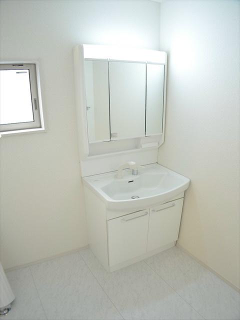 Wash basin, toilet. Fun dressing in a three-sided mirror