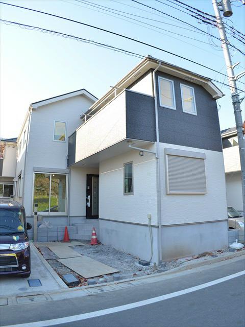 Local photos, including front road. Easy also car of the comings and goings