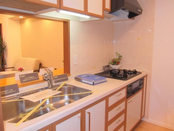 Kitchen. Face-to-face kitchen that can dishes while watching the children play in the living room!