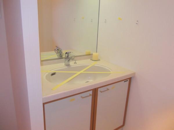 Wash basin, toilet. I get dressed in the morning in the basin space of the room also smoothly!