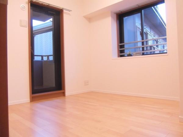 Non-living room. About 5.1 Pledge of Western-style!