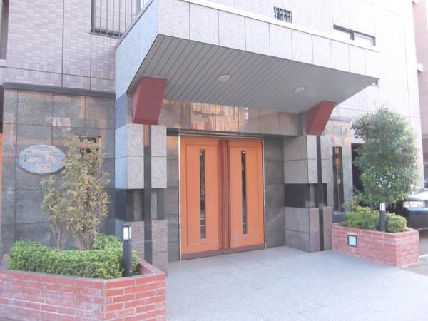 Entrance. Consideration in crime prevention in the auto-lock!