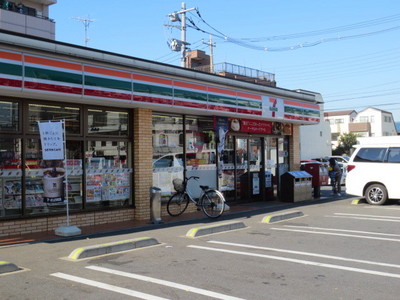 Convenience store. Seven-Eleven (convenience store) to 400m