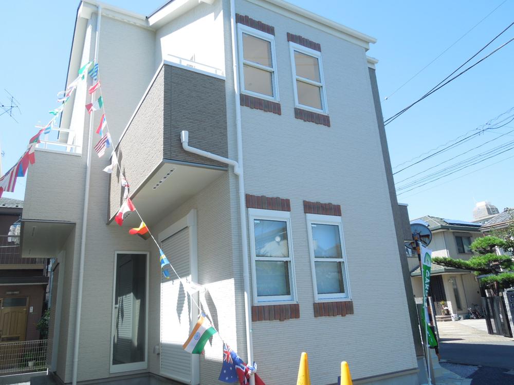 Local appearance photo. Airy corner lot