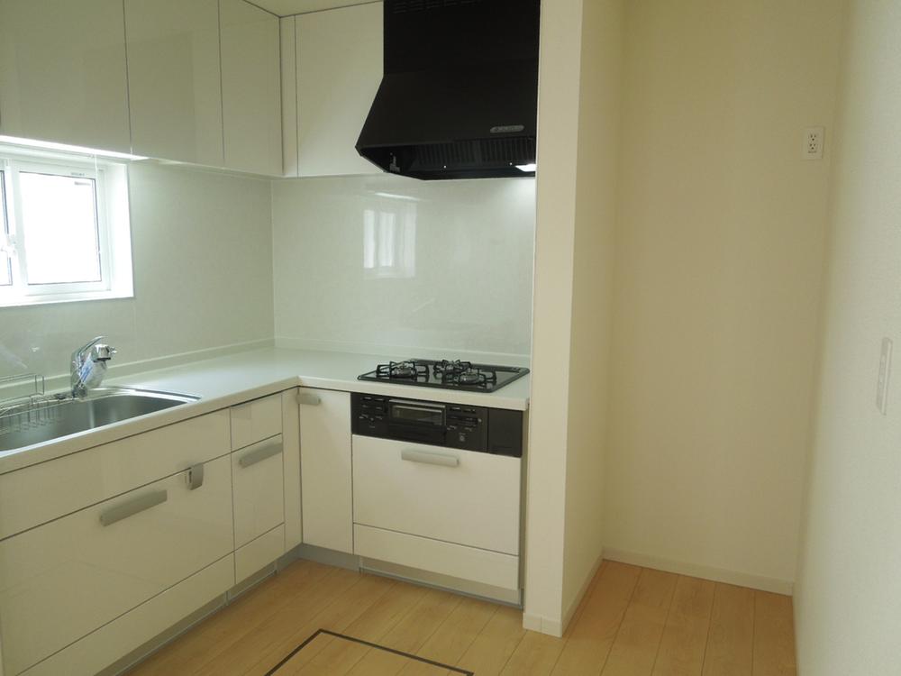 Kitchen. Easy-to-use L-shaped kitchen