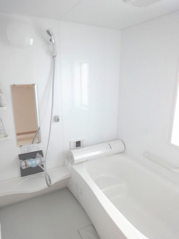 Bathroom. The system bus is a spacious one tsubo specification (1 Building)