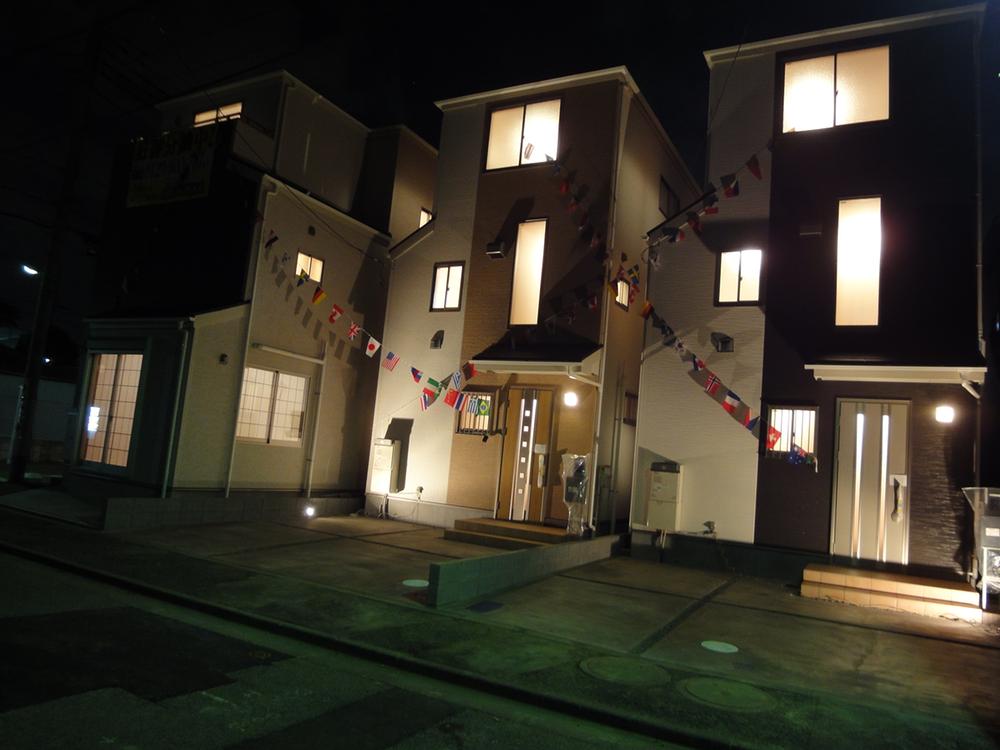 Local photos, including front road. I front space of the night atmosphere is good also finished in a clean