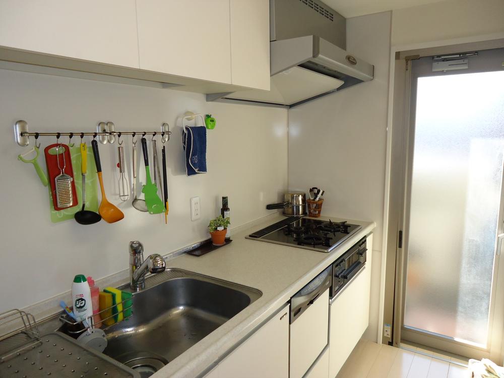 Kitchen. Kitchen with door, Disposer ・ Dishwasher ・ With water purifier