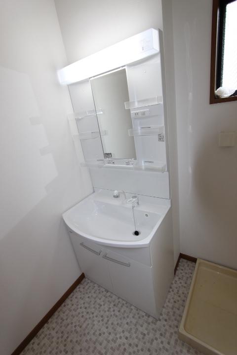 Wash basin, toilet. Vanity new exchange (September 2013 shooting)